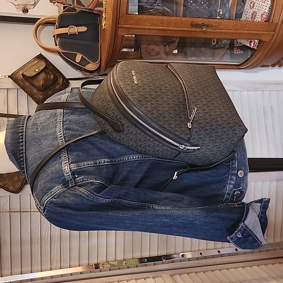 Michael Kors brand Sheila backpack - Picture 11 of 12